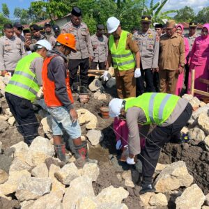 Kapolres Bima Kota Letakkan Batu Pertama Pembangunan Rumah Dinas Polsek Sape