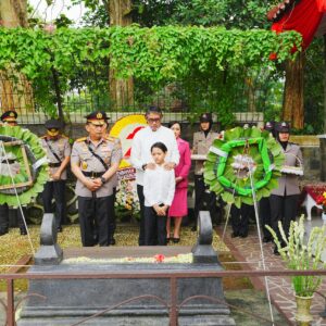 Jelang Hari Bhayangkara, Kapolri Ziarah ke Makam BJ Habibie hingga Hoegeng