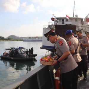 Khidmat Upacara Tabur Bunga Bhayangkara di Perairan Labuan Tereng