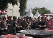 Kolaborasi Manis Bobon Santoso dan Mobil Dapur Lapangan Brimob Memasak Kebaikan untuk Ribuan Warga Lombok Tengah