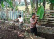 Bhabinkamtibmas Kelurahan Rite Gotong Royong Bersama Warga Bersihkan Parit Cegah DBD