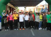 Ribuan Warga Ikut Jalan Sehat Dalam Rangka Menyambut Hari Bhayangkara ke 79 di Polres Sumbawa