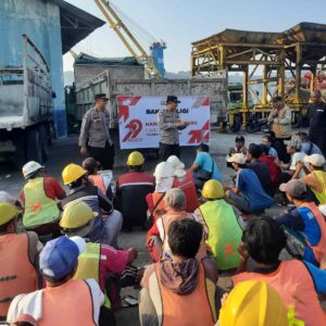 Aksi Sosial Polres Lobar Sentuh Pekerja Pelabuhan Lembar