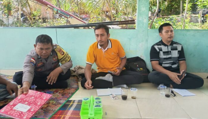 Bhabinkamtibmas Awasi Penyaluran Bibit Pertanian di Sekotong, Lombok Barat
