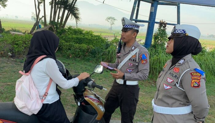 Disiplin Lalu Lintas Ditingkatkan, Polres Lombok Barat Tertibkan Pengendara di Bundaran Penas