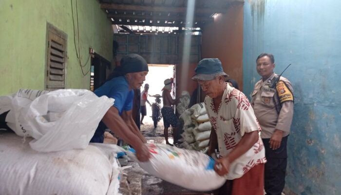 Aipda Sudarman Aktif Kawal Distribusi Pupuk di Desa Merembu