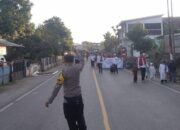 Bhabinkamtibmas Polsek Donggo Laksanakan Pengamanan Pawai Ta’aruf Pembukaan MTQ Tingkat Desa Rora