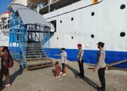 Polsek Kawasan Pelabuhan Laut Bima Amankan Proses Embarkasi dan Debarkasi Kapal KM. BINAIYA di Pelabuhan Bima
