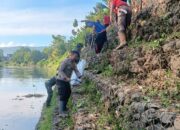 Bhabinkamtibmas Kelurahan Dalam Bersama Warga Gelar Gotong Royong di Bantaran Sungai Sebok