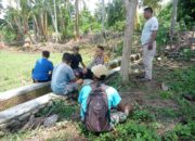 Bhabinkamtibmas Polsek Dompu Dampingi Petani Siapkan Lahan Jagung Di Desa Dorebara