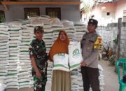 Bhabinkamtibmas Polsek Woha Mengawal Pendistribusian Bantuan Beras Bagi Warga Binaannya