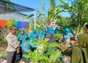 Bhabinkamtibmas Dampingi Penilaian Lomba Kebun PKK di Seteluk Tengah