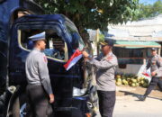 Polres Sumbawa Barat Bagikan Bendera Merah Putih, Perkuat Semangat Nasionalisme di tengah Masyarakat.