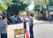 Polsek Lembar Amankan Pemangkasan Pohon di Dusun Batu Samban