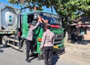 Polsek Pelabuhan Lembar Bagikan Puluhan Bendera Merah Putih ke Sopir Truk Sambut HUT RI ke-80