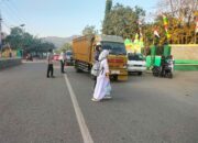 Personel Polsek Rasanae Barat Bantu Lancarkan Arus Lalu Lintas di Pagi Hari