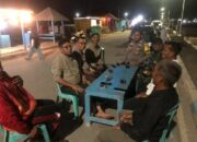 Jaga Kamtibmas, Anggota Piket Polsek Poto Tano Laksanakan Patroli Dialogis pada Malam Hari