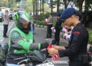 Brimob Metro Jaya Bagikan 5.000 Bendera Merah Putih kepada Warga Jakarta Jelang Hari Kemerdekaan RI