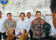 Tinjau Penanganan Karhutla Kalbar, Kapolri Ungkap Titik Api Terus Menurun   Kalbar – Kapolri Jenderal Listyo Sigit Prabowo mengungkapkan bahwa jumlah Hotspot atau titik api kebakaran hutan dan lahan di wilayah Kalimantan Barat (Kalbar) terus mengalami penurunan.   Hal tersebut diungkap Sigit usai mendengarkan paparan langsung  (Karhutla) di Gedung BPPTD, Mempawah, Kalimantan Barat, Jumat (8/8/2025).  Dari hasil paparan, Sigit menyampaikan bahwa, manajemen lintas sektoral di Kalbar sudah berjalan dengan baik terkait penanggulangan karhutla. Laporan yang diterimanya mulai bulan Juni, Juli dan Agustus.   “Kemarin, masih ada Hotspot ada kurang lebih 32 kalau tak salah. Selama dua hari dari kemarin sampai sekarang makin menurun dan modifikasi cuacanya saya lihat juga berhasil. Sehingga ini juga tentu bisa sangat signifikan membantu pemadaman terhadap titik-titik api yang ada,” kata Sigit.   Menurut Sigit, penanganan maupun sejumlah langkah strategis yang dilaksanakan oleh Polri, TNI, BNPB, BMKG, instansi terkait, relawan dan elemen masyarakat, khususnya di Kalbar sudah berjalan baik dan kompak.  “Jadi sudah ada pembagian terkait siapa yang menjadi satgas darat. Kemudian pada saat titik api mulai meningkat maka ada satgas udara yang bekerja dilengkapi dengan Water Bombing dan juga memanfaatkan modifikasi cuaca pada saat ada awan yang kemudian bisa diubah menjadi hujan,” ujar Sigit.   Lebih dalam, Sigit juga menekankan soal adanya edukasi serta sosialisasi kepada masyarakat yang masih membuka lahan dengan cara membakar. Menurutnya, ada sejumlah aturan yang harus diperhatikan apabila memang melakukan hal tersebut.   “Mungkin saya mengimbau karena memang juga masih ada kearifan lokal untuk membuka lahan, tolong untuk aturan yang ada agar dipatuhi. Bagaimana untuk membuka lahan secara kearifan lokal tentunya ada aturan-aturannya, ada garis pembatas kemudian harus diawasi sampai selesai dan tidak ada yang terbakar lagi,” ucap Sigit.   Meski begitu, Sigit berharap, masyarakat dapat diberikan pemahaman atau edukasi soal bahaya membakar untuk membuka lahan. “Ini tentunya menjadi hal-hal yang juga harus diperhatikan. Namun, tentunya imbauan kita adalah sebaiknya membuka lahan tidak perlu dengan membakar,” imbuh Sigit.   Di sisi lain, Sigit meminta seluruh pihak di Kalbar untuk terus menjaga kekompakan serta sinergisitas dalam rangka mencegah kebakaran hutan dan lahan. Mengingat, hal tersebut menjadi atensi dari Presiden Prabowo Subianto.    “Jadi saya ucapkan terima kasih atas kerja keras seluruh tim tergabung dalam satgas karhutla. Karena ini menjadi perhatian dari Bapak Presiden, saya minta untuk tim terus dijaga kekompakannya dipertahankan dan mudah-mudahan kita bisa lampaui waktu sampai dengan akhir Agustus nanti dan kebakaran hutan betul-betul bisa terjaga,” tutup Sigit.