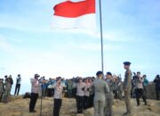 Jelang HUT RI ke-80, Polda Jabar Kibarkan Bendera Merah Putih di Puncak Gunung Ciremai