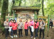 Ibu Kapolda Jabar Jadi Satu-Satunya Ketua Bhayangkari Tembus Puncak Gunung Ciremai