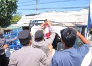 Polres Sumbawa Barat Bagikan Bendera Merah Putih kepada Masyarakat