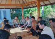 Sambang Desa, Bhabinkamtibmas Rempek Darusalam Tekankan Pentingnya Kerukunan