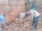 Bhabinkamtibmas Desa Mantun Bersama Warga Gotong Royong Bantu Warga Binaan Terdampak Korban Longsor
