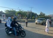 Anggota Lantas Polsek Rasanae Barat Gelar Strong Point Pagi di Depan MTsN 1 Kota Bima