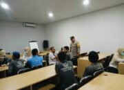 Bhabinkamtibmas Desa Sekongkang Bawah Dampingi Tim Kesehatan dalam Kegiatan Mobile Clinic di Hotel Tropical Sekongkang