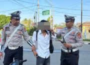 Personel Sat Lantas Amankan Pembawa Panah saat Rawan Pagi di Bima Kota