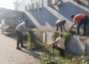 Bhabinkamtibmas Kelurahan Melayu Ikut Gotong Royong Bersama Warga, Wujudkan Lingkungan Bersih dan Aman