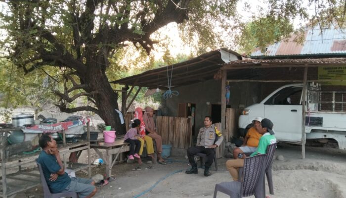 Bhabinkamtibmas Desa Tadewa Gelar Jumat Curhat, Sosialisasikan Bahaya TPPO dan Imbau Warga Jaga Kamtibmas