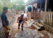 Bhabinkamtibmas Desa Woko Polsek Pajo Polres Dompu Aipda Munawir wujudkan kepedulian ikut Gotong Royong Bersama Warga Desa Woko