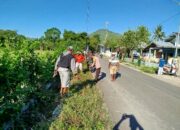 Bhabinkamtibmas Desa Mura Bersama Warga Gelar Aksi Gotong Royong Bersihkan Jalan Desa