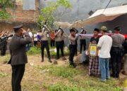 Perwakilan Polres Bima Menghadiri Prosesi Pemakan Alamrhum Aiptu Agus Sapta Budiawan dan Memberikan Penghormatan Terakhir