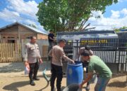 Sat Binmas Polres Bima Kota Laksanakan Kegiatan Pembagian Air Bersih untuk Warga Kelurahan Dara