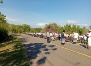 BHABINKAMTIBMAS DESA KOKARLIAN AMANKAN KEGIATAN MELASTI DALAM RANGKAIAN UPACARA NGENTEG LINGGIH