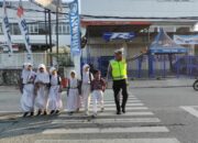 Satlantas Polres Bima Kota Laksanakan Rawan Pagi, Bantu Anak Sekolah dan Pejalan Kaki Menyeberang Jalan