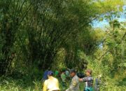 Bhabinkamtibmas Desa Seloto Aiptu Abdul Kadir Ajak Warga Gotong Royong di Jalan Raya Seloto
