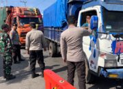 Personel Kpl Poto Tano Laksanakan Pemeriksaan Kendaraan Di Kawasan Pintu Keluar Masuk Pelabuhan