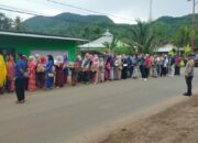 BHABINKAMTIBMAS DAN BABINSA DESA SEKONGKANG BAWAH KOMPAK BANTU WARGA DALAM ACARA ADAT “SORONG SERAH”