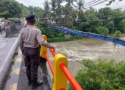 Patroli Polisi Gerung Pantau Debit Air Kali Dodokan