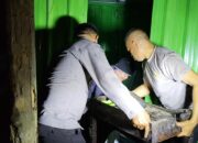 Personil Polsek Wawo Bantu Evakuasi Barang Warga Terdampak Banjir di Desa Maria