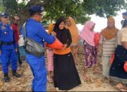 POLRES DOMPU GELAR BAKTI SOSIAL DALAM RANGKA HUT POLAIRUD KE-75 DI PESISIR DESA NANGAMIRO