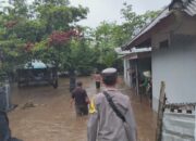BHABINKAMTIBMAS DESA SONGGAJAH SIGAP EVAKUASI WARGA TERDAMPAK BANJIR DI KECAMATAN KEMPO