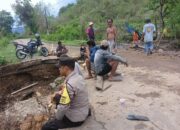 Longsor, Jalan Lintas Tente-Langgudu Terputus, Bhabinkamtibmas Polsek Monta dan Warga Buat Jalan Alternatif dan Bantu Para Pengendara