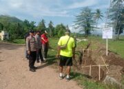 BHABINKAMTIBMAS DESA DOREBARA TINJAU PEMBUATAN SALURAN IRIGASI UNTUK DUKUNG KETAHANAN PANGAN