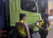 Personel Polsek KPL Poto Tano Melaksanakan pemeriksaan kendaraan yang keluar masuk pelabuhan