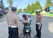 SATLANTAS POLRES DOMPU BERSAMA JASA RAHARJA BAGIKAN HELM SNI UNTUK ANAK-ANAK